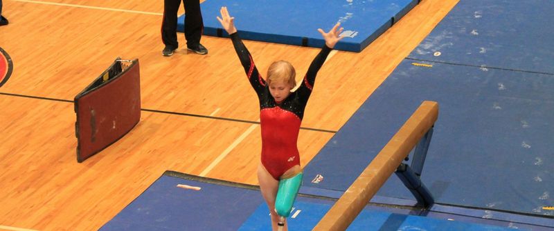 Сильна духом і тілом: історія 16-річної чиказької гімнастки на протезі