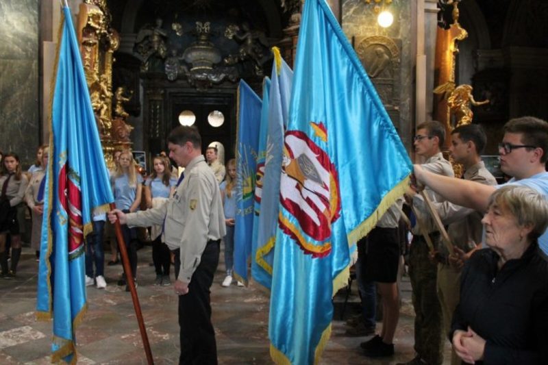 У Гарнізонному храмі Львова освятили та встановили прапор Спілки Української Молоді