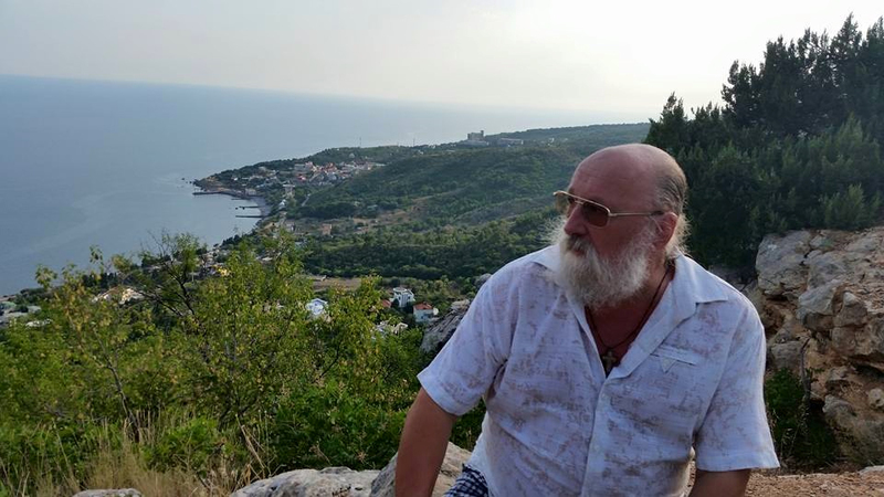 Священик-сепаратист з голодуючих Ровеньків літає на відпочинок до Криму на літаку