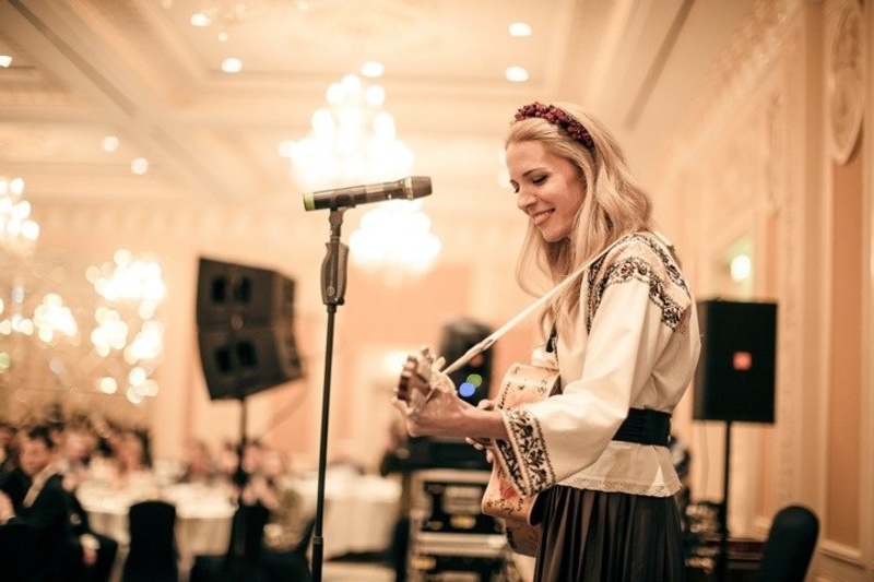 Американська співачка "благословляє" українських військових в АТО