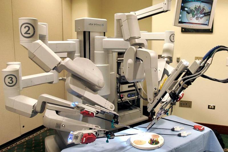 Медицина майбутнього: в Індії вперше провели операцію на серце за допомогою робота