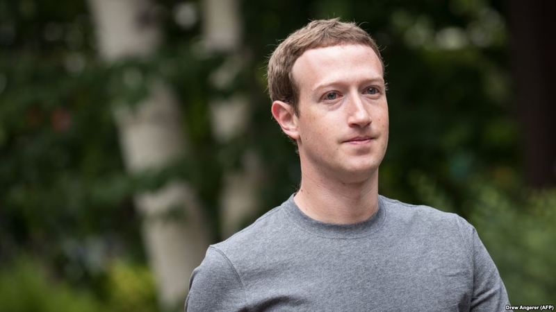 Акціонери Facebook вимагають відставки Цукерберга