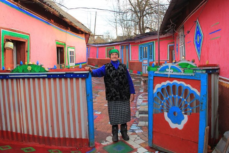 Конкурентка Гауді: в Україні баба Файна перетворила своє обійстя на кольоровий музей. Фото