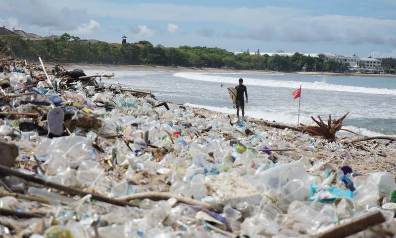 Пляжі Балі засипало пластиком з океану