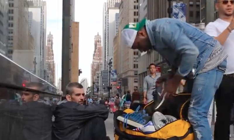До сліз: Чоловік з Нью-Йорка допомагає бездомним
