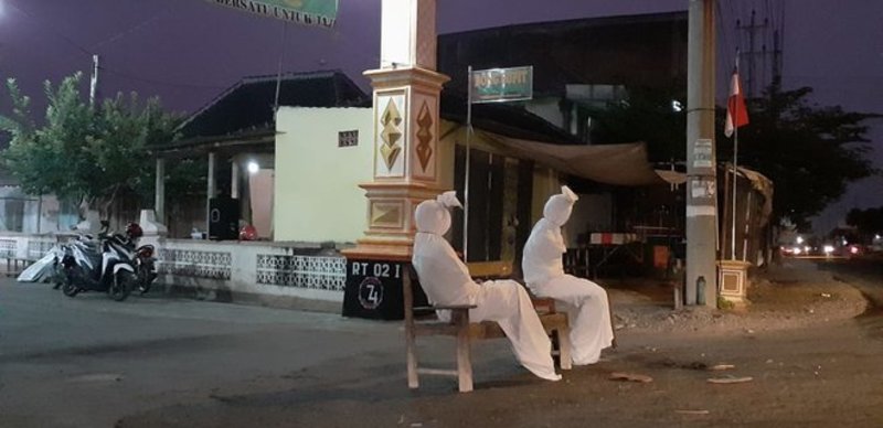 В Індонезії людей лякають «привидами», щоб ті сиділи вдома на карантині. Відео