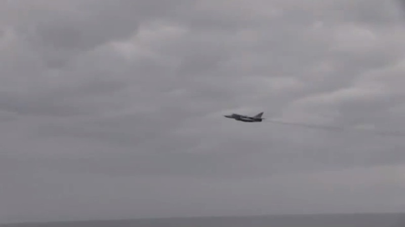 Російський бомбардувальник пролітає над американським есмінцем в Чорному морі. Відео