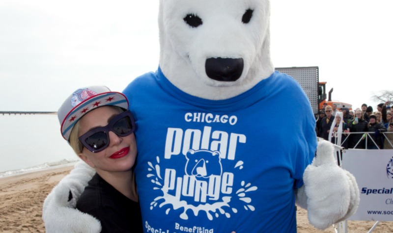 Леді Гага і Тейлор Кінні долучилися до Chicago Polar Plunge