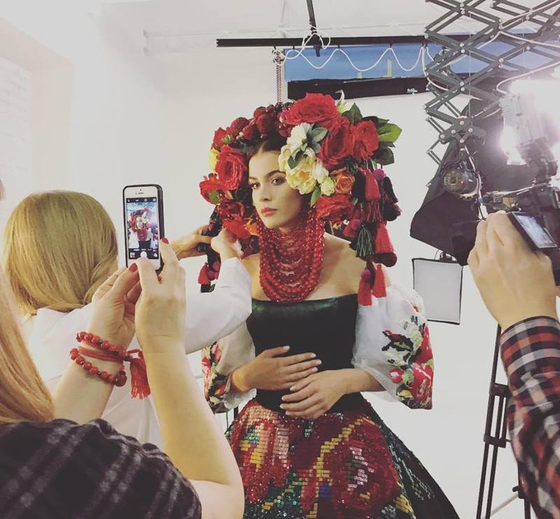 Українка показала розкішний національний костюм для "Міс Всесвіт-2016"