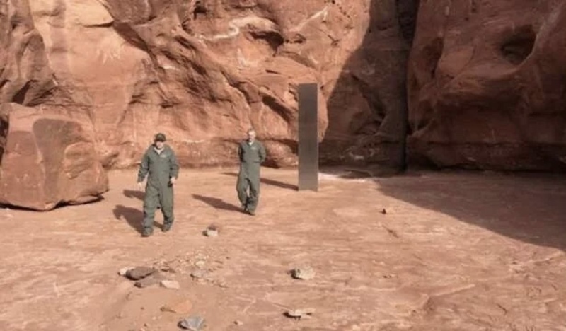 У пустелі США знайшли загадковий металевий моноліт