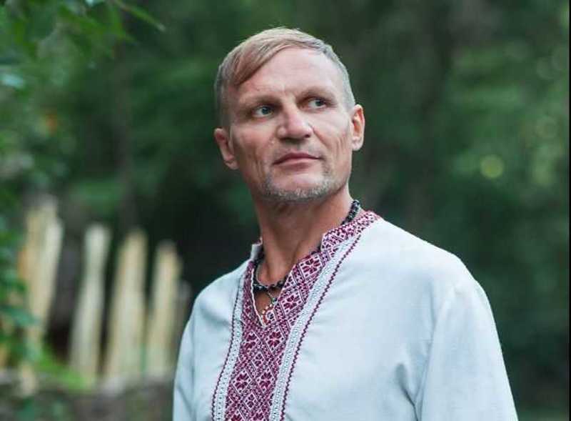 Олег Скрипка заспівав пісню «Два кольори» англійською мовою