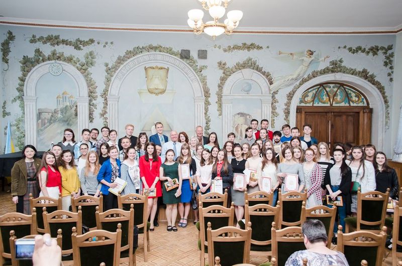 Українські студенти отримали стипендії від діаспори зі США й Канади