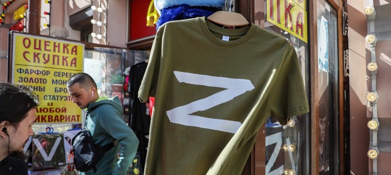 Носив Z-футболку: у Німеччині суд зобов’язав чоловіка переказати €1500 на допомогу українцям