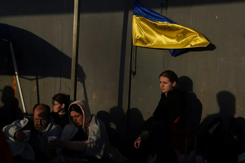 США продовжили на рік термін програми для біженців з України