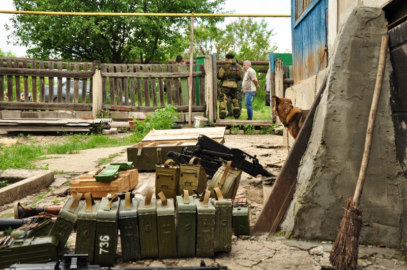 Собака в шоці, або Як охранка ЛНР знайшла схрон зі зброєю "українських диверсантів"
