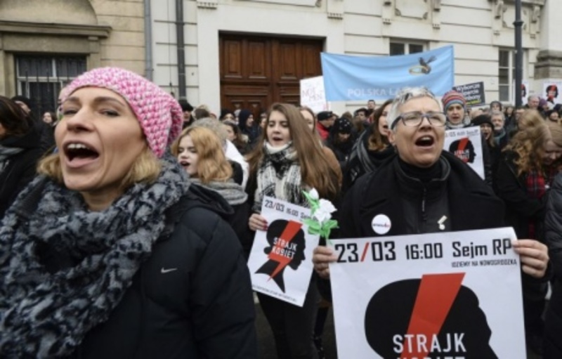 У Польщі тисячі жінок протестують проти закону про аборти