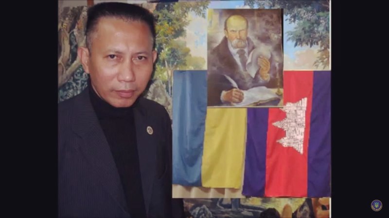 Українець з Камбоджі читає "Заповіт" кхмерською мовою (відео)