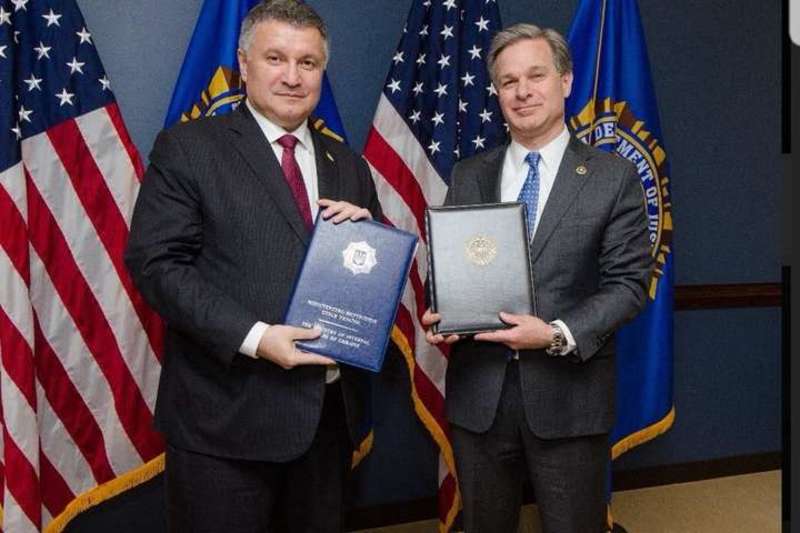 Аваков зустрівся у Вашингтоні з директором ФБР