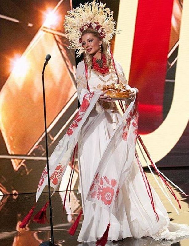 Українка представила розкішний національний костюм на етапі "Міс Всесвіт - 2015"