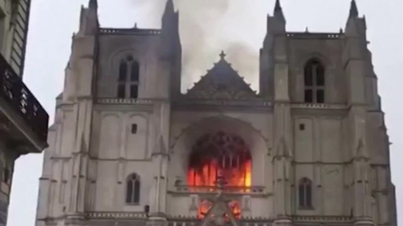У Франції горить старовинний собор Святих Петра й Павла. Відео