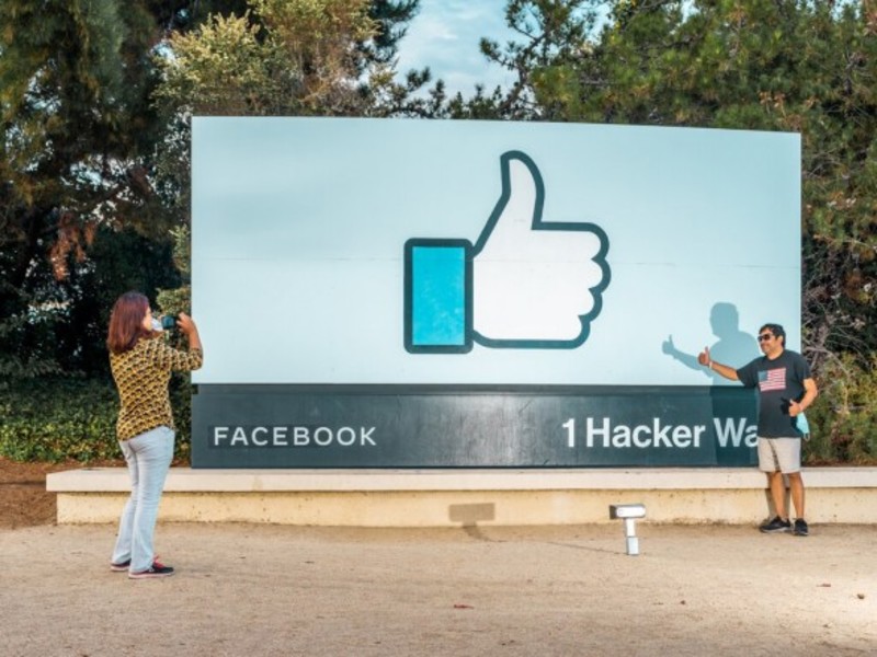 Інвестбанкір про збій роботи Facebook, Instagram, Whatsapp: це повний провал команди і мільярдні збитки