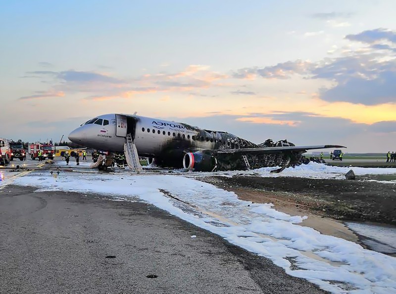 З'явилося відео з моментом аварійної посадки літака Superjet 100 в "Шереметьєво"
