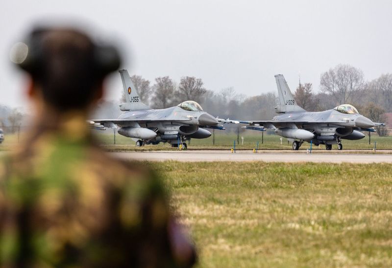 Bloomberg: Нідерланди можуть відправити F-16 в Україну після навчання пілотів
