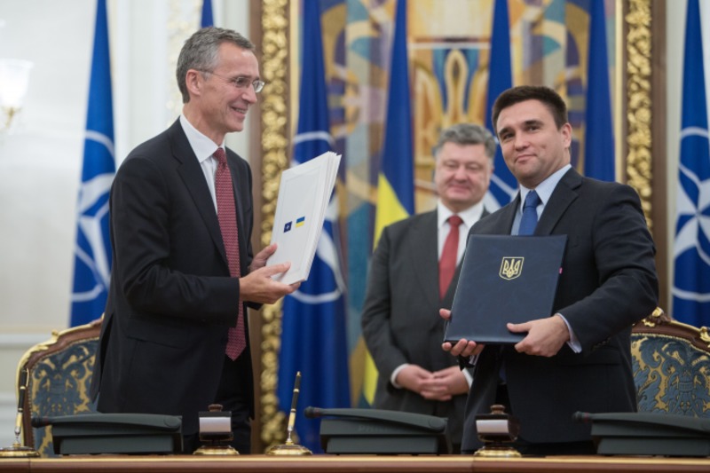 Україна та НАТО підписали низку документів про співпрацю