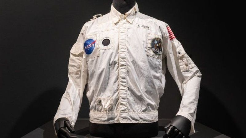 Літала до Місяця: куртку астронавта Базза Олдріна продали за космічну суму