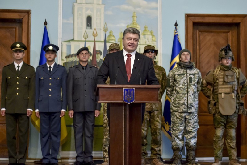Новій Українській армії потрібні нові традиції, нова форма і нові звання – Порошенко