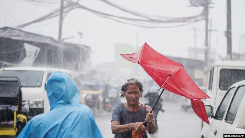 На Філіппінах 200 тисяч людей евакуювали через тайфун