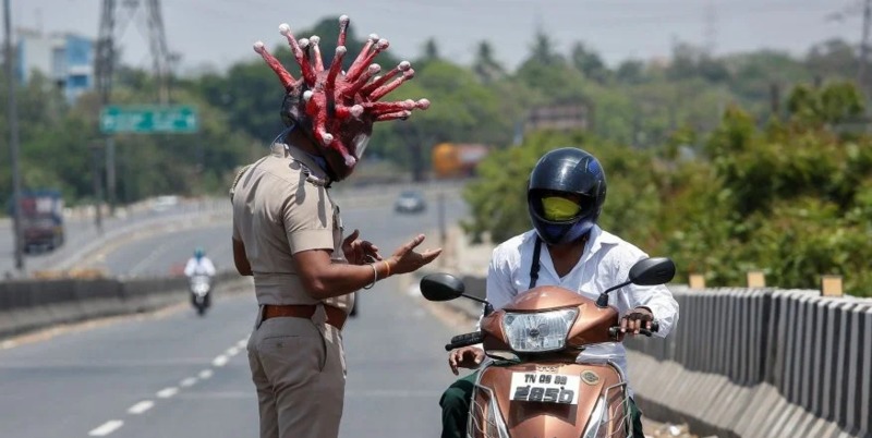 Індійський поліцейський у «коронавірусному шоломі» нагадує водіям про правила карантину