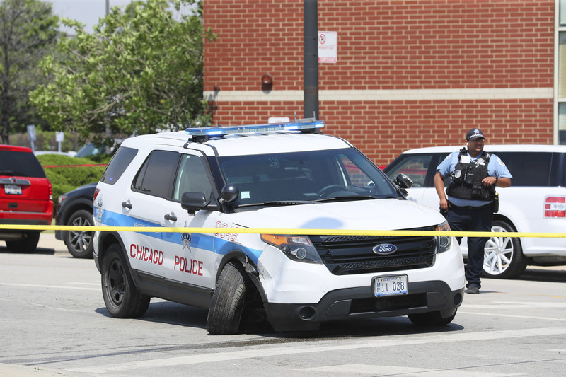 У Чикаго оголена жінка викрала поліцейську машину й збила офіцера