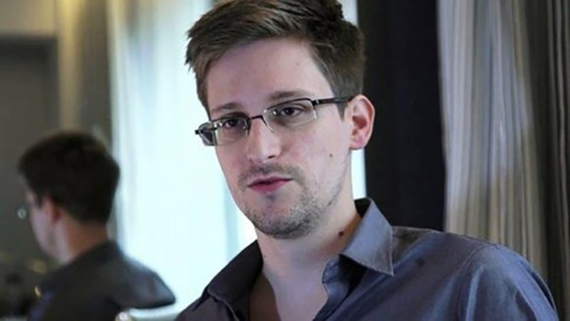 Влада США подала до суду на Сноудена через його книгу