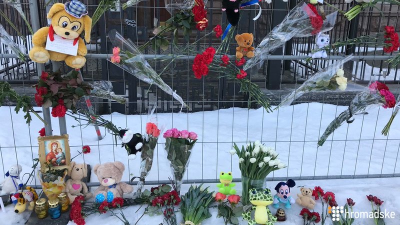 Під посольство РФ у Києві несуть квіти та іграшки