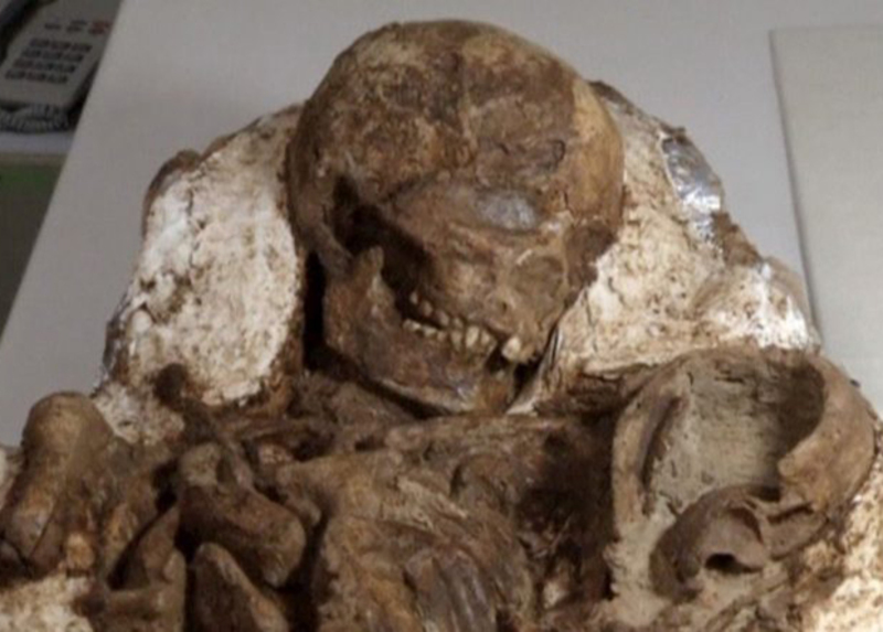Археологи виявили 4800-річну мумію матері з дитиною