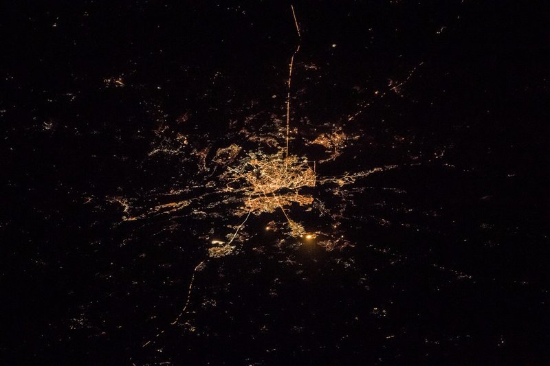 Американський астронавт сфотографував вечірній Київ з космосу