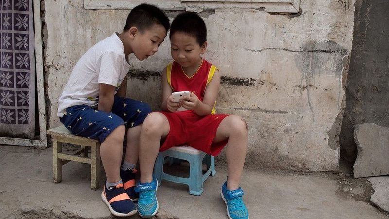 У Китаї дітям заборонили приносити у школу телефони