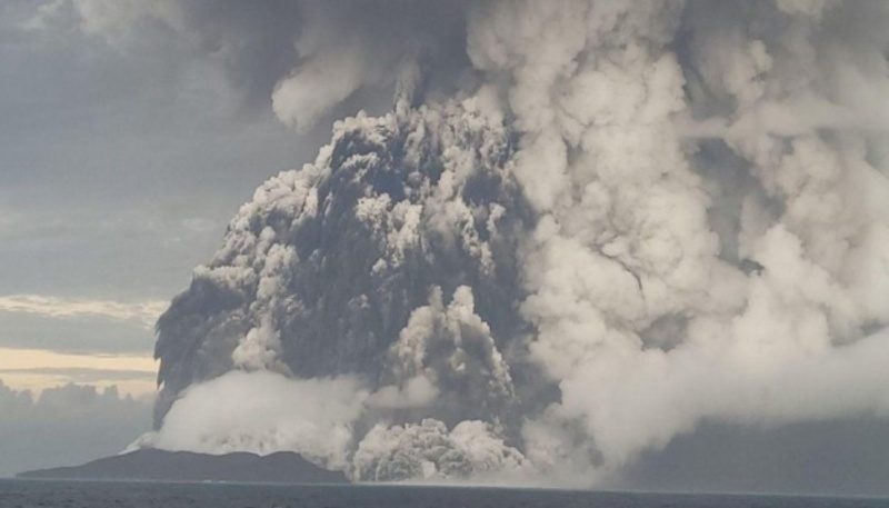 Тонгу вкрило попелом через виверження вулкана у Тихому океані