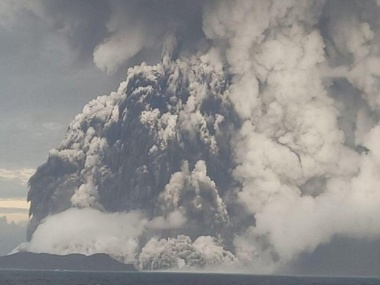 Тонгу вкрило попелом через виверження вулкана у Тихому океані