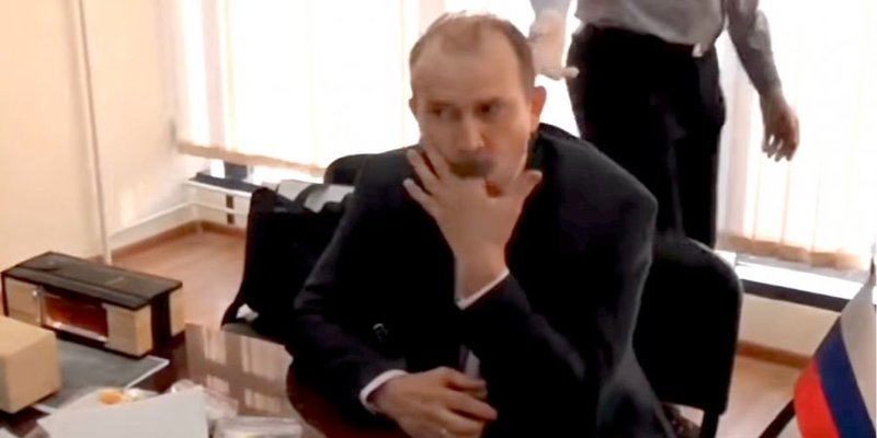 У Росії чиновник намагався з'їсти речовий доказ і подавився. Відео