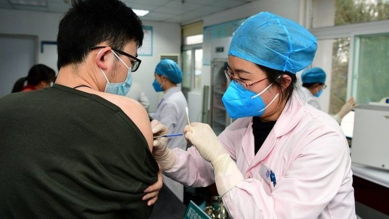 У Китаї чоловік продавав сольовий розчин під виглядом вакцини