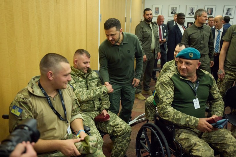 Зеленський у Нью-Йорку відвідав українських військових на лікуванні