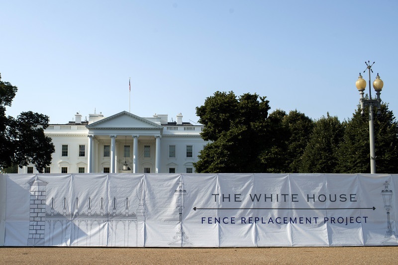 Трамп будує чотириметрову стіну навколо Білого дому