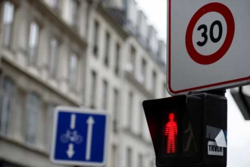 У Парижі швидкість руху авто обмежили до 30 км/год
