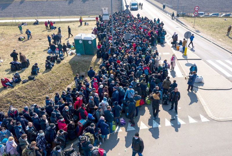 На кордоні між Польщею та Україною зібралися тисячі українців