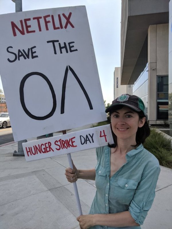 Американка оголосила голодування біля офісу Netflix через закриття улюбленого серіалу