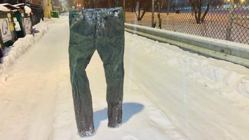 У Чикаго чоловік заморожує штани і залишає їх на парковці, щоб зберегти собі місце