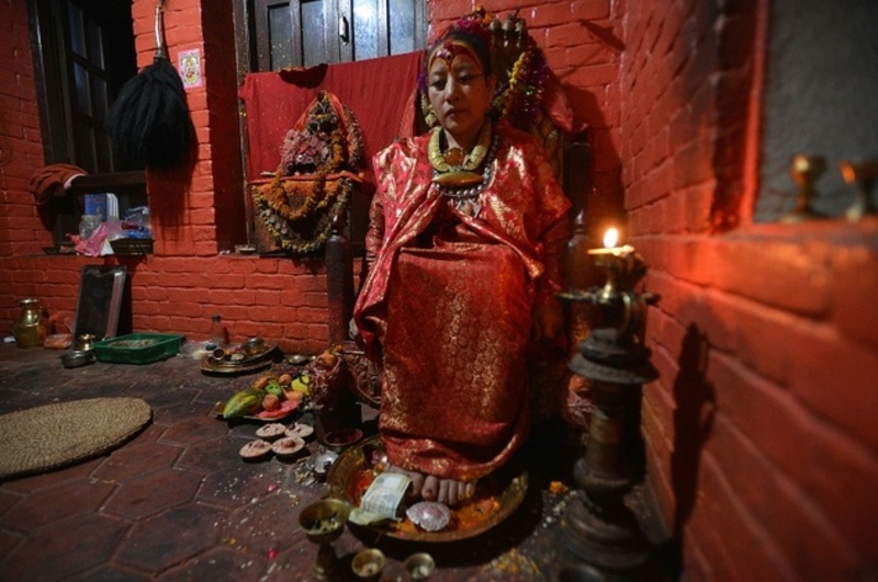 Через сильний землетрус у Непалі "жива богиня" вперше вийшла з монастиря