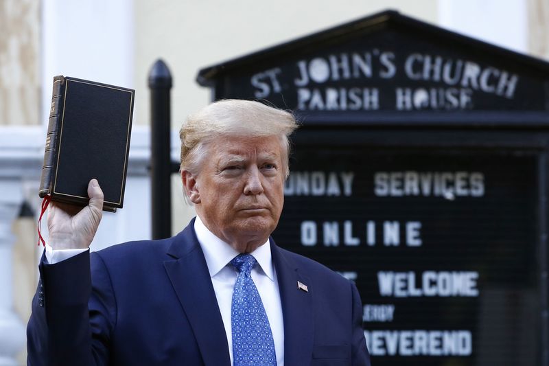 Духовенство США обурилося через фото Трампа з Біблією